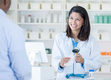 Mujer trabajando en farmacia