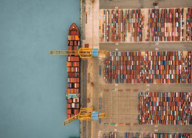 Vista aérea de puerto de mercancías