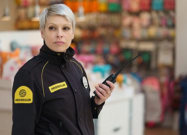 Mujer vigilante de seguridad en supermercados
